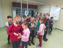 Dzieci podczas konkursu - kto doniesie wielkanocne jajko