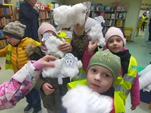 dzieci prezentuja swoje baranki