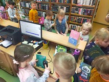 Dzieci podczas skanowania książek