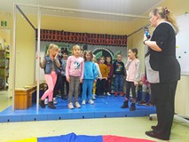 Dzieci w trakcie wystepu dla bibliotekarki