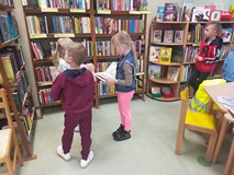 Dzieci podczas oglądania książeczek