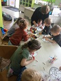 Dzieci kolorują pisanki