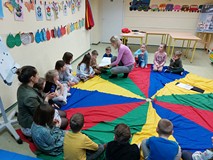 Dzieci oglądają książkę napisaną alfabetem Braille’a