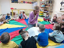 Dzieci oglądają książkę napisaną alfabetem Braille’a