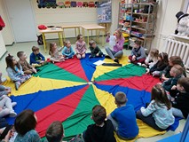 Bibliotekarka prezentuje alfabet Braille’a