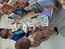 Dzieci oglądają książki