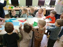 Dzieci pracują nad wykonaniem zakładek
