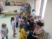 bibliotekarka prezentuje książkę.