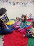 Przedszkolaki w trakcie słuchania książki