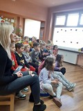 Przedszkolaki uważnie słuchają....
