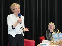 Autorka wita publiczność.