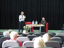 Autorka czyta fragment swojej książki.