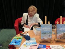 Autorka składa autografy.