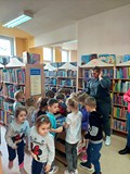 Przedszkolaki oglądają książeczki z Biblioteczki Malucha