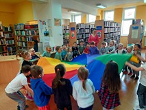 Bawimy się wspólnie, podrzucając maskotkę świnki na chuście animacyjnej