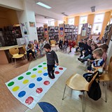 Przedszkolaki ćwiczą pamięć bawiąc się wspólnie w twistera