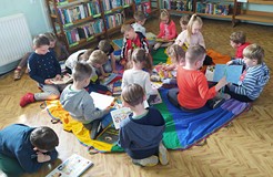 Wspólne oglądanie książeczek z księgozbioru biblioteki
