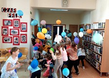 Szalona bitwa balonowa - dziewczynki kontra chłopcy