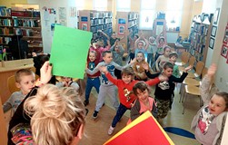 Dzieci pod kierunkiem Pani Gosi ćwiczą pamięć