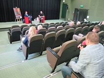 Uczestnik spotkania zadaje pytanie gościowi Michałowi Potockiemu