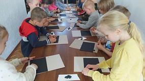 Wyklejamy czarną plasteliną figury geometryczne na czarnej kartce