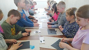 Wyklejamy czarną plasteliną figury geometryczne na czarnej kartce
