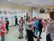 Dzieci w trakcie zabawy ruchowej