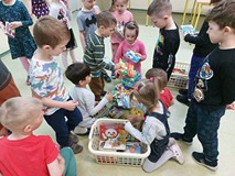 Dzieci w trakcie tworzenia wieży z książek