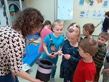 Dzieci losują zagadki