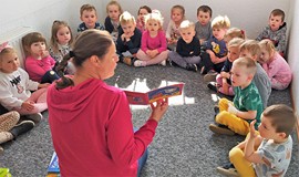 Wspólne czytanie książki Kici Kocia w bibliotece