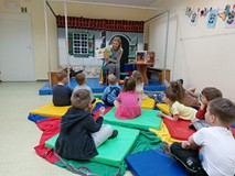 Bibliotekarka czyta dzieciom książkę