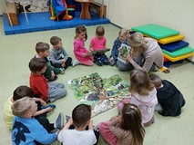 Dzieci układają wspólnie drzewo z ilustracji