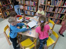 Dzieci oglądają książeczki