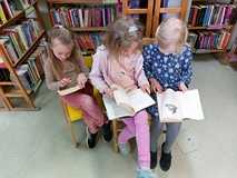 Trzy dziewczynki czytają ksiązki