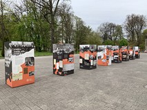 Plansze z wystawą przed gmachem KBP