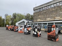Plansze z wystawą przed gmachem KBP