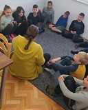 Wspólne czytanie ksiązki i dyskusja na temat ekologii i recyklingu