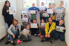Zdjęcie klasy IIIB ze swoimi pracami plastycznymi