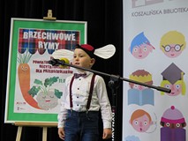 Uczestnik konkursu podczas recytacji.