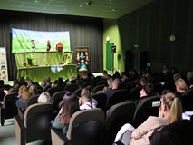 Występ teatrzyku kukiełkowego.