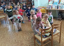 Zabawy ruchowe z książką