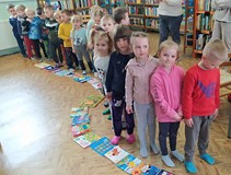 Grupa Biedronki z ułożonym wężem z książek