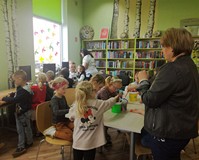 Pani Ania opowiada dzieciom o bibliotece