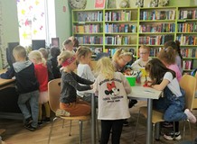 Dzieci pracują nad wykonaniem zakładek