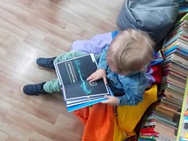 Chłopiec przegląda książkę o kosmosie