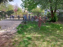 Dzieci biegną ze znalezioną kopertą z zagadką