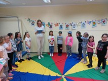 Dzieci stoją w kole podczas wspólnej zabawy