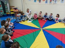 Dzieci siedzą w kole podczas wspólnej zabawy