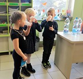 Dzieci odgadują, jaki smak miała woda