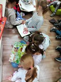 Dzieci przeglądają książki